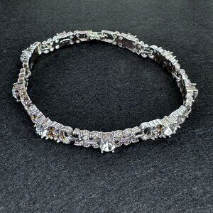 Vintage AVON NR Silver-Tone Rhinestone Crystal Bracelet Fold Over Clasp 8 inch